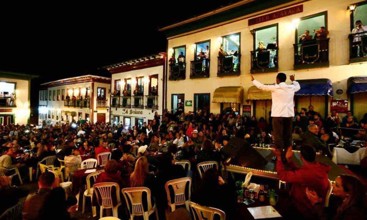 A Vesperata atrai a Diamantina turistas para ouvir os músicos tocando nas sacadas  -  (crédito: Monique Renne/Divulgação)