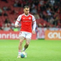 Bruno Gomes ganhou oportunidades na lateral do Inter com Roger Machado -  (crédito: Foto: Ricardo Duarte / Internacional)