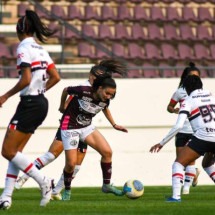 Robinha, do São Paulo disputa a bola com Lelê, atacante da Ferroviária -  (crédito: Foto: Staff Images / CBF)