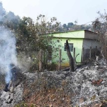 Incêndio chega perto de casas em Sabará e deixa moradores em alerta - Gladyston Rodrigues/EM/D.A Press