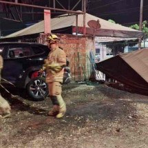 Bebê fica ferido em acidente com carro que invadiu escola - Divulgação CBMDF