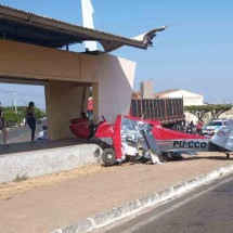 Avião cai sobre ponto de ônibus e deixa dois feridos - Reprodu&ccedil;&atilde;o