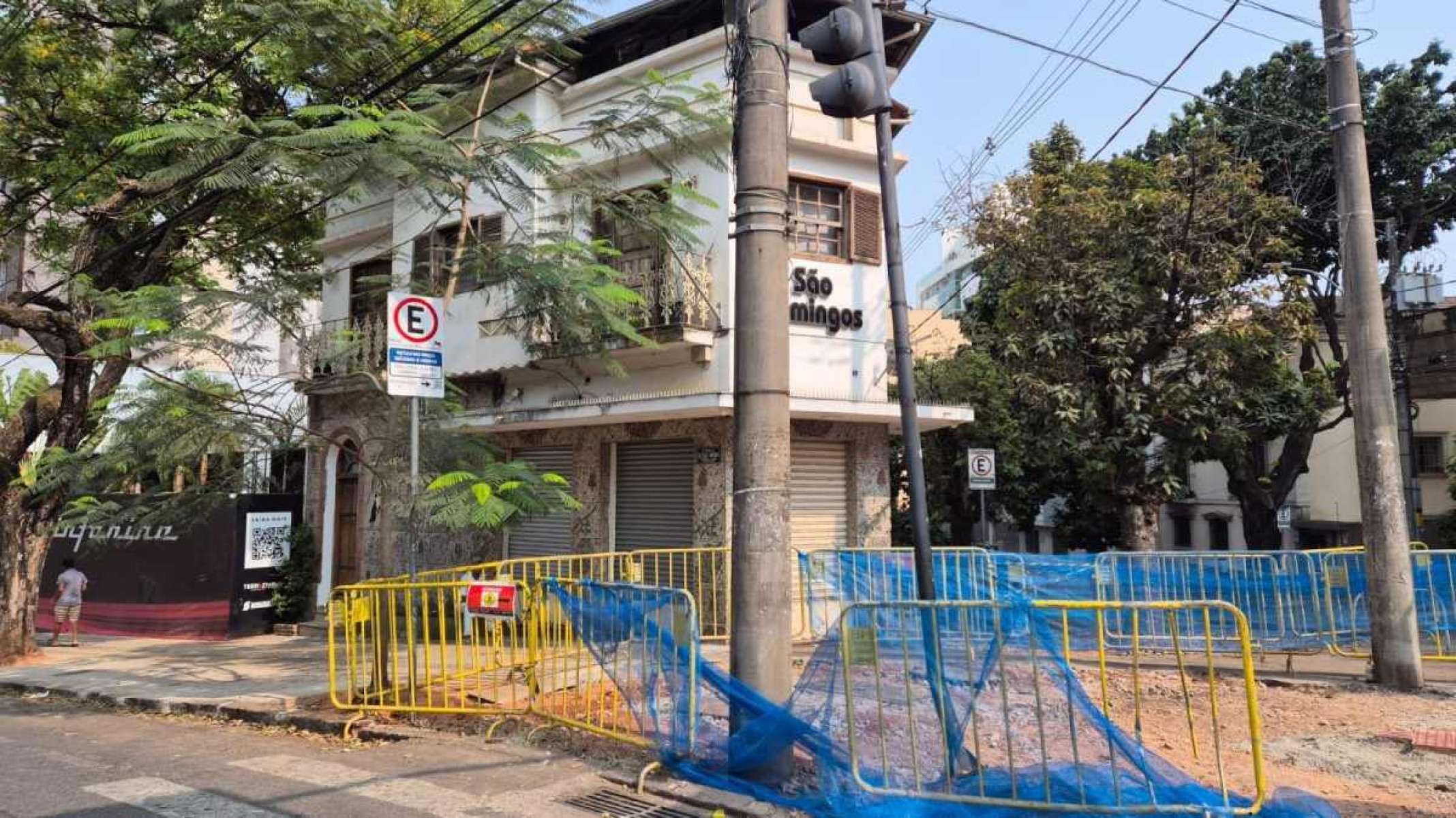 Carro bate em poste e quase entra em sorveteria de BH