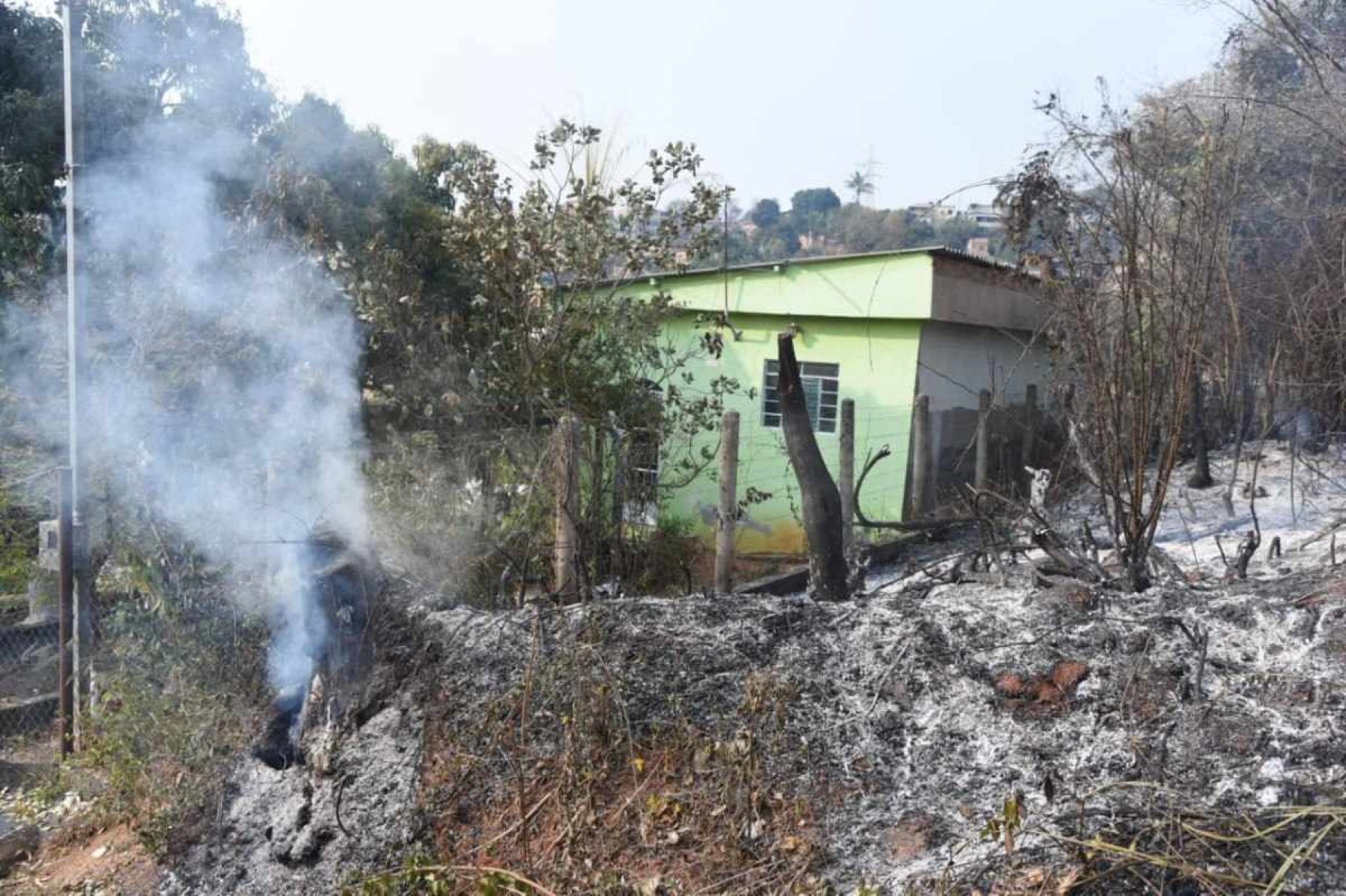 Incêndio chega perto de casas em Sabará e deixa moradores em alerta