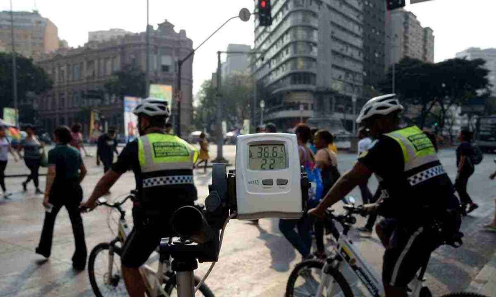 Praça Sete - No coração do Hipercentro de BH, cercado de concreto, asfalto e trânsito, calor e secura se elevam