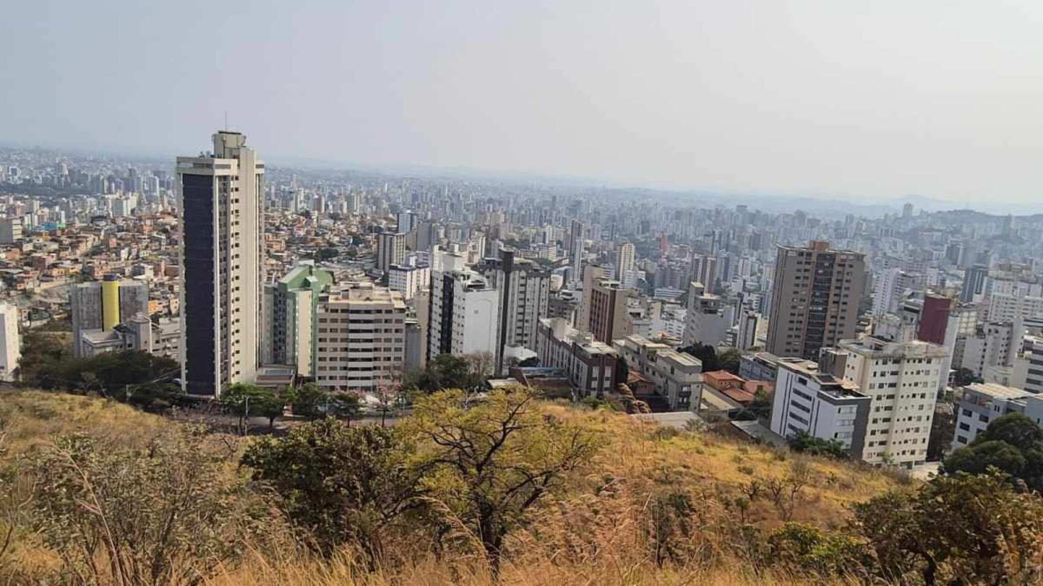 Domingo será de céu claro com névoa seca, temperatura elevada e tempo extremamente seco à tarde -  (crédito: Jair Amaral/EM/DA Pres)