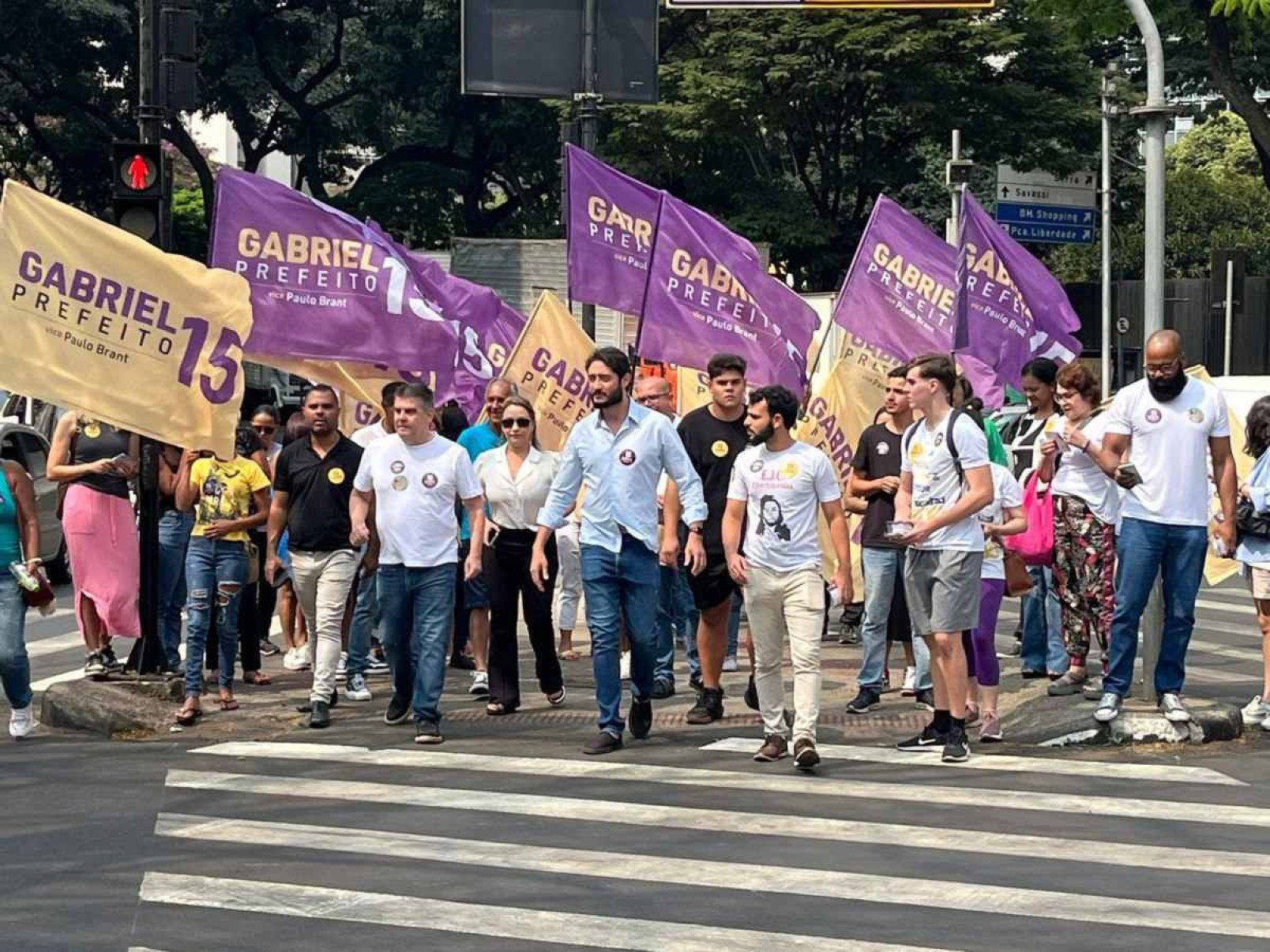 Gabriel (MDB) esteve na Feira Hippie em BH -  (crédito: DIVULGAÇÃO)