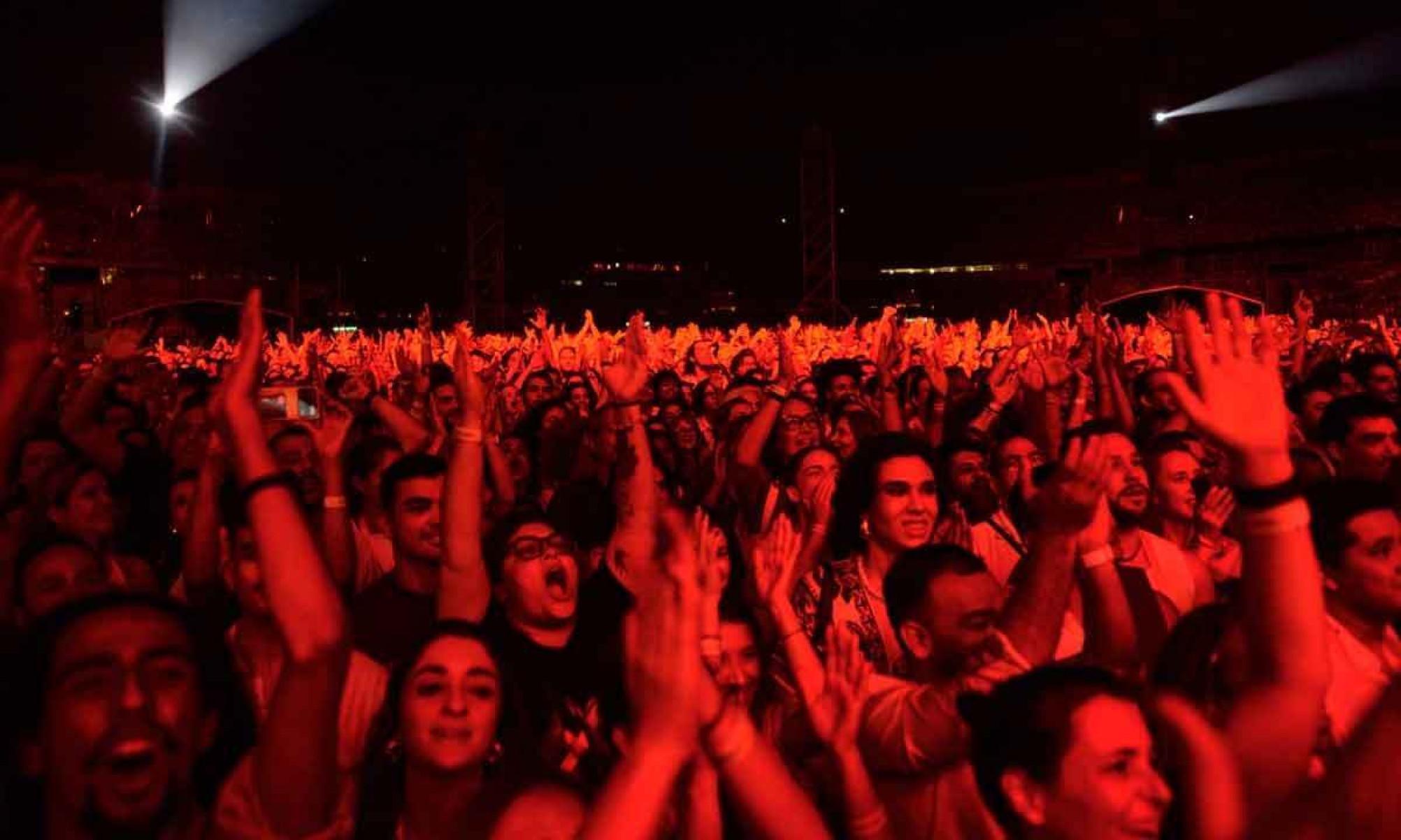 Público acompanha show de Caetano Veloso e Maria Bethânia no Mineirão