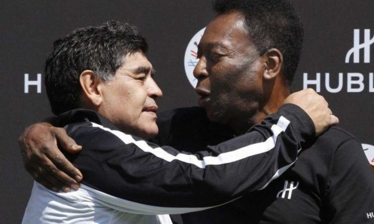 Pelé e Maradona, rivalidade do futebol mundial, ganha representantes nas eleições municipais  -  (crédito: Patrick Kovaric/AFP)