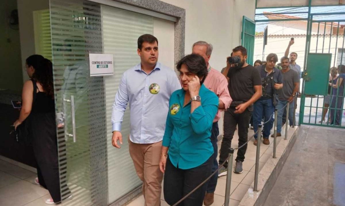 Engler visita Hospital São Francisco de Assis ao lado de sua candidata a vice-prefeita, Coronel Cláudia  -  (crédito: Alessandra Mello/EM/D.A, Press)