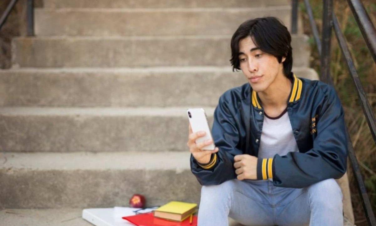 Há muito a ser feito em termos de educação sobre o uso de mídias sociais e celulares inteligentes -  (crédito: Freepik)