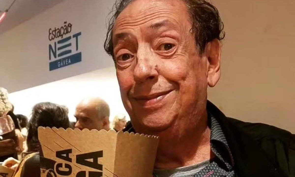 Marcos Oliveira com saco de pipocas na porta de teatro no Rio de Janeiro -  (crédito: Reprodução/Redes sociais)