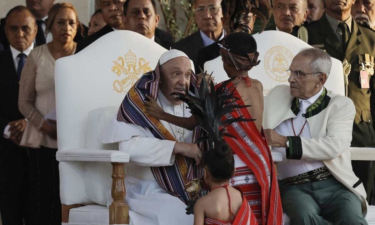  Francisco é o primeiro papa a visitar o país, onde 98% dos habitantes são católicos 
       -  (crédito: Yasuyoshi CHIBA / POOL / AFP)