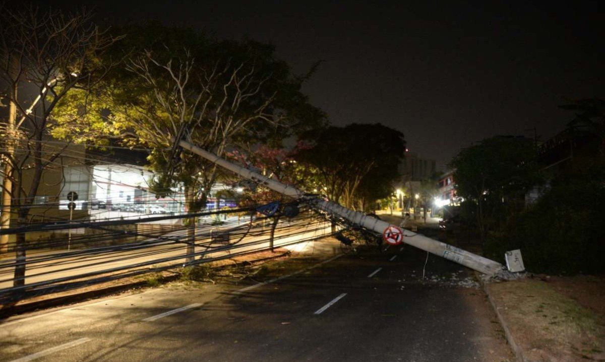 Carro bateu em poste e destruiu a estrutura. Fios ca&iacute;ram sobre a avenida Bar&atilde;o Homem de Melo e interditou o tr&acirc;nsito nesta segunda-feira (9/9) -  (crédito: Túlio Santos EM/DA Press)