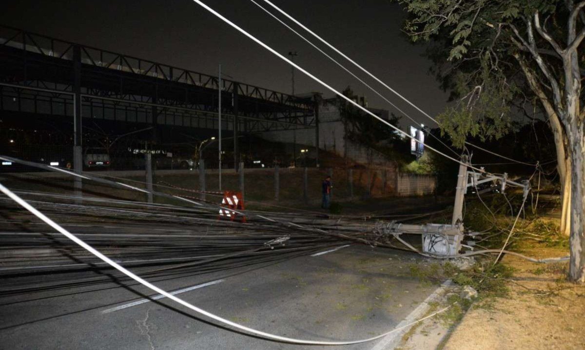 Carro bateu em poste e destruiu a estrutura. Fios caíram sobre a avenida Barão Homem de Melo e interditou o trânsito nesta segunda-feira (9/9) -  (crédito: Túlio Santos EM/DA Press)