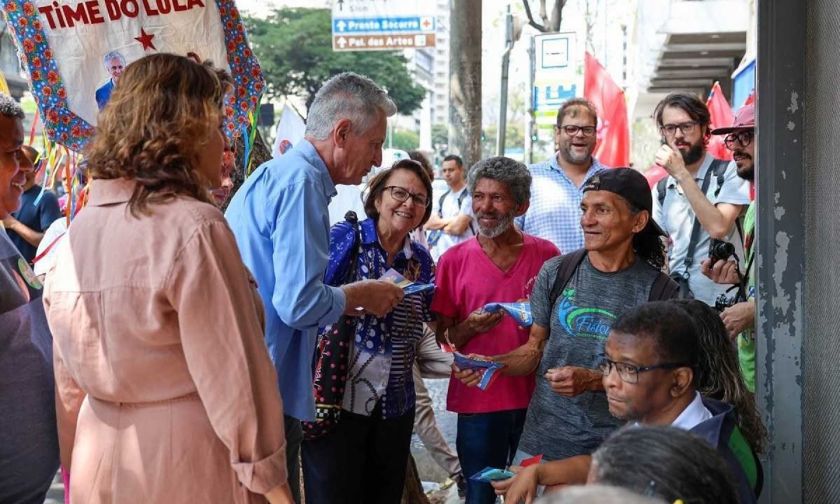 Rogério Correia (PT) e a vice da chapa, Bella Gonçalves (PSOL) distribuíram panfletos no centro de BH -  (crédito: Mariana Bastani/Campanha de Rogério Correia/Divulgação)