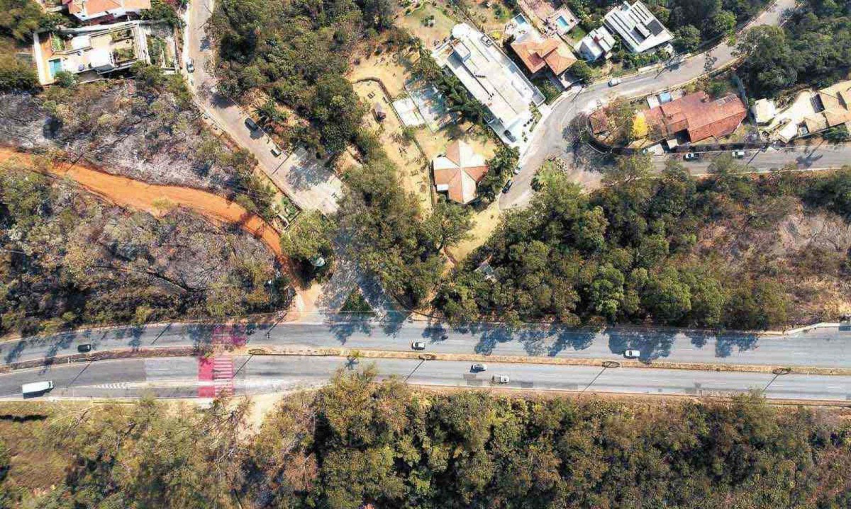 Vista aérea de parte do Ville de Montaigne próximo de onde ará a nova via; segundo os moradores, viaduto de 20 metros de altura será construído perto da portaria 2 do condomínio  -  (crédito: LEANDRO COURI/EM/D.A PRESS)