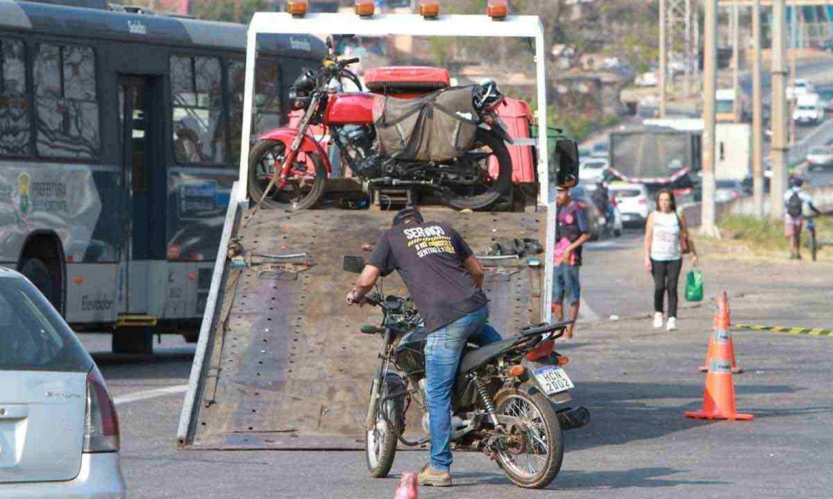 A blitz começou pelo Viaduto São Francisco: veículos em situação irregular foram recolhidos -  (crédito:  Edésio Ferreira/EM/D.A Press)