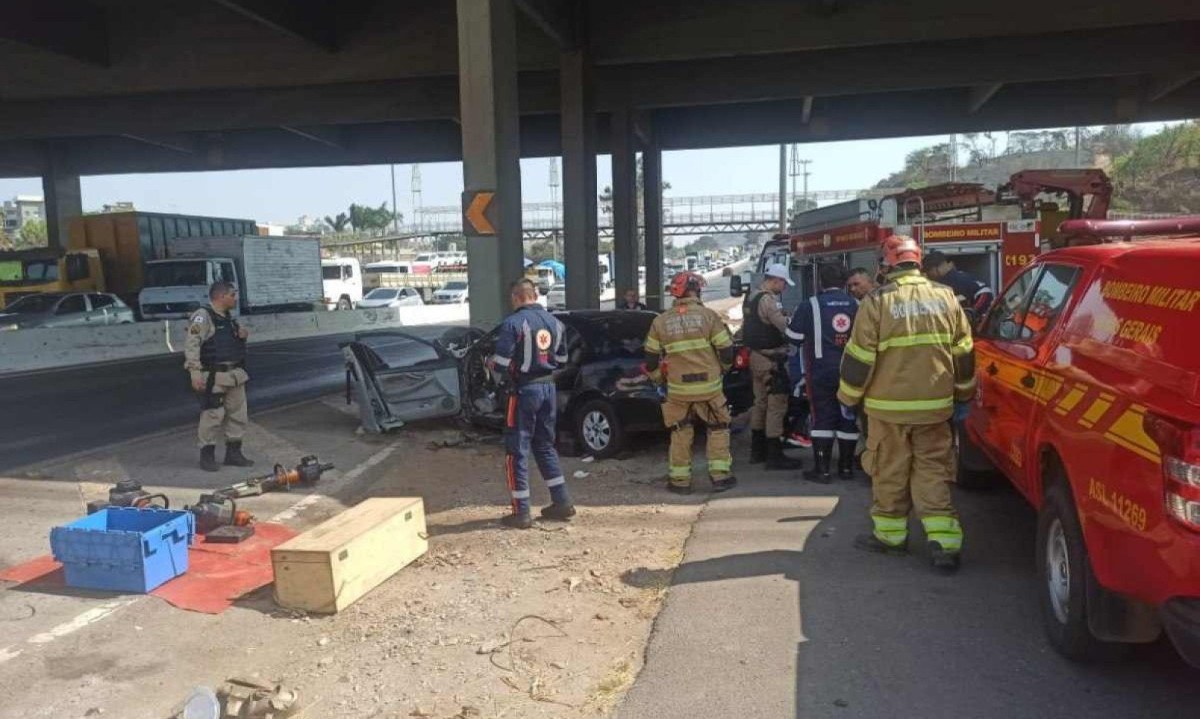 Homem morre ao colidir com pilastra de viaduto no Anel Rodoviário -  (crédito: Divulgação/CBMMG)