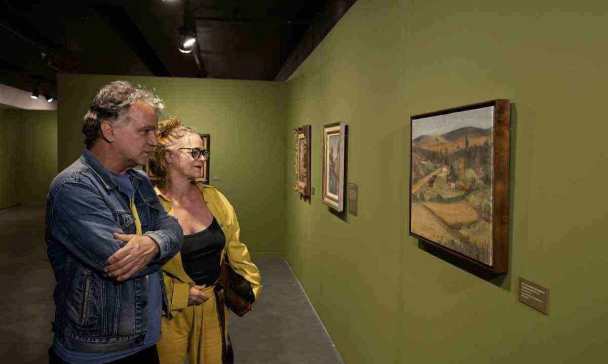 Eduardo Moreira e Inês Peixoto, atores do Grupo Galpão, na mostra "Pancetti na Casa Fiat de Cultura: o mar quando quebra na praia..." -  (crédito: Leo Lara/Studio Cerri)