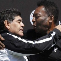 Pelé ou Maradona? Rivalidade do futebol pode ser decidida nas urnas em 2024 - Patrick Kovaric/AFP