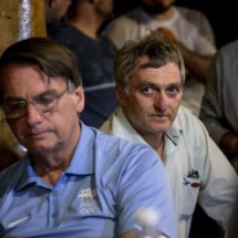 Irmão de Bolsonaro é candidato a prefeito sem apoio da base bolsonarista
