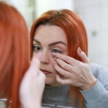 Tempo seco: os cuidados para quem usa lentes de contato - Freepik