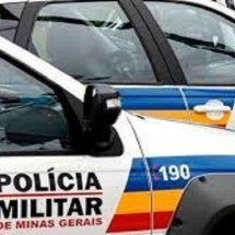 Homem em surto coloca família para fora e ameaça atear fogo em casa - PMMG