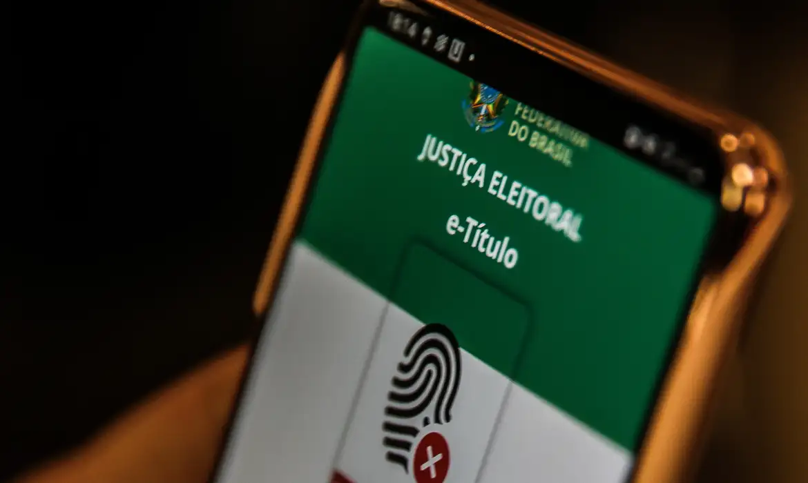 Eleitores têm até as 23h59 para baixar o aplicativo e-Título; saiba mais