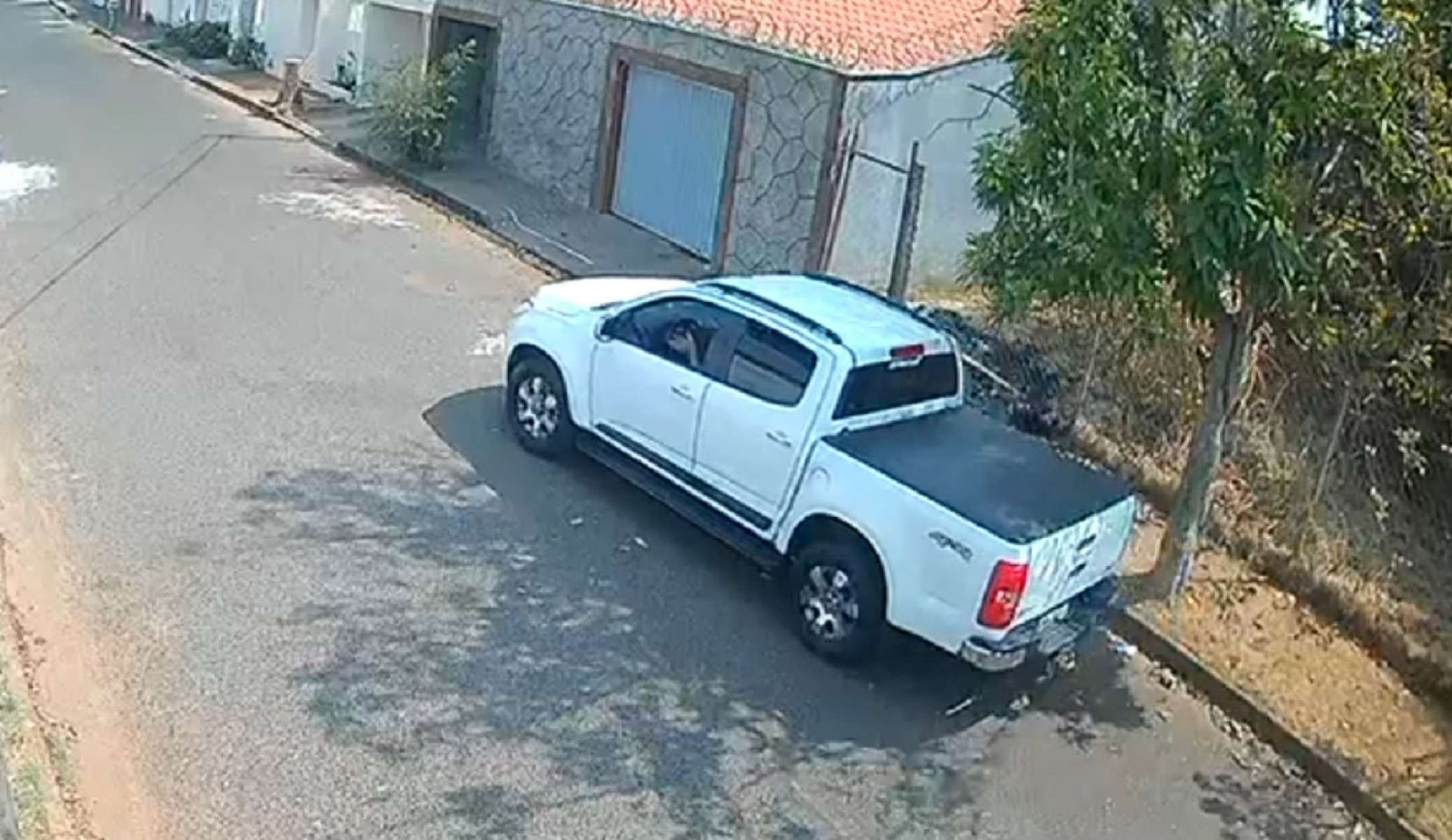 Vídeo: câmera flagra homem colocando fogo em terreno de Uberlândia