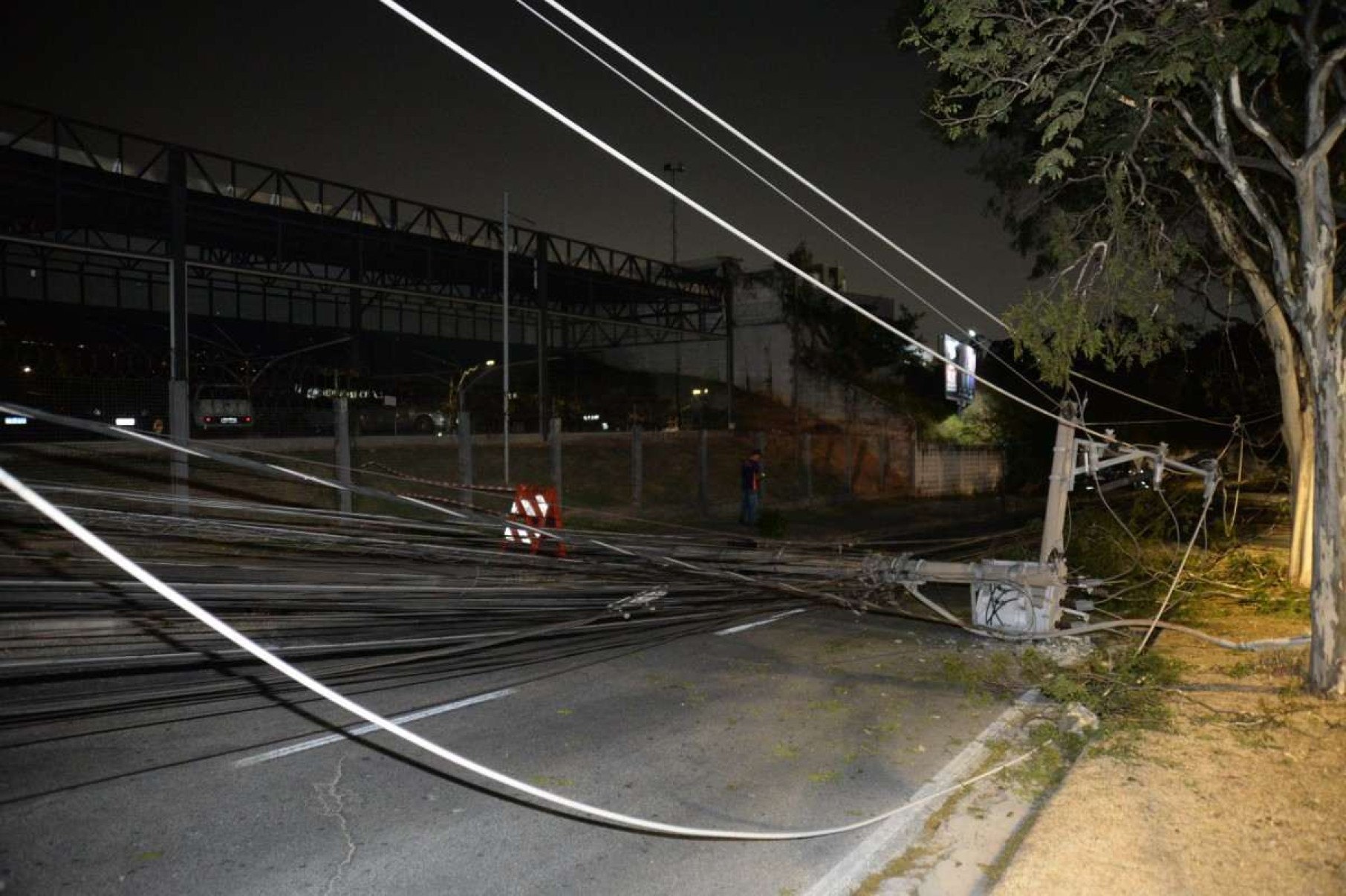 Avenida de BH é liberada depois de 12 horas do acidente com queda de postes