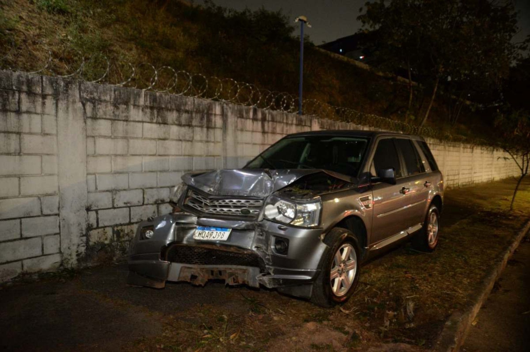 Carro bateu em poste e destruiu a estrutura. Fios caíram sobre a avenida Barão Homem de Melo e interditou o trânsito nesta segunda-feira (9/9)
