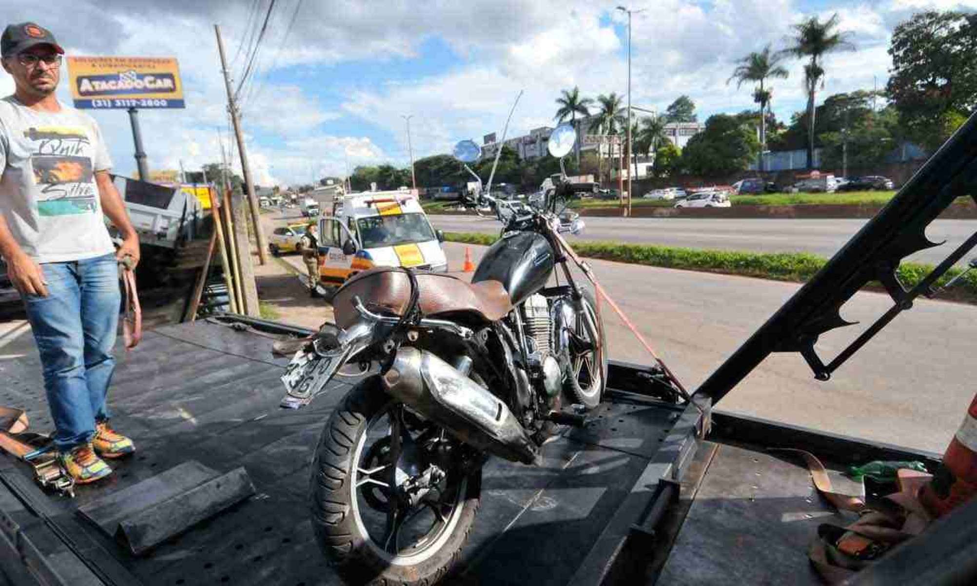 Moto acidentada em abril É rebocada: condutor  perdeu a vida no local, após batida com um caminhão
