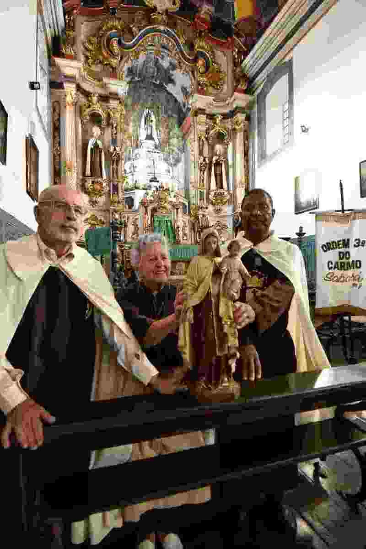 Com peça em gesso para homenagear a que estava desaparecida, José Bouzas, Dalila Irrthum e Luiz Barbosa, da Ordem Terceira do Carmo, rezam pelo retorno do patrimônio
