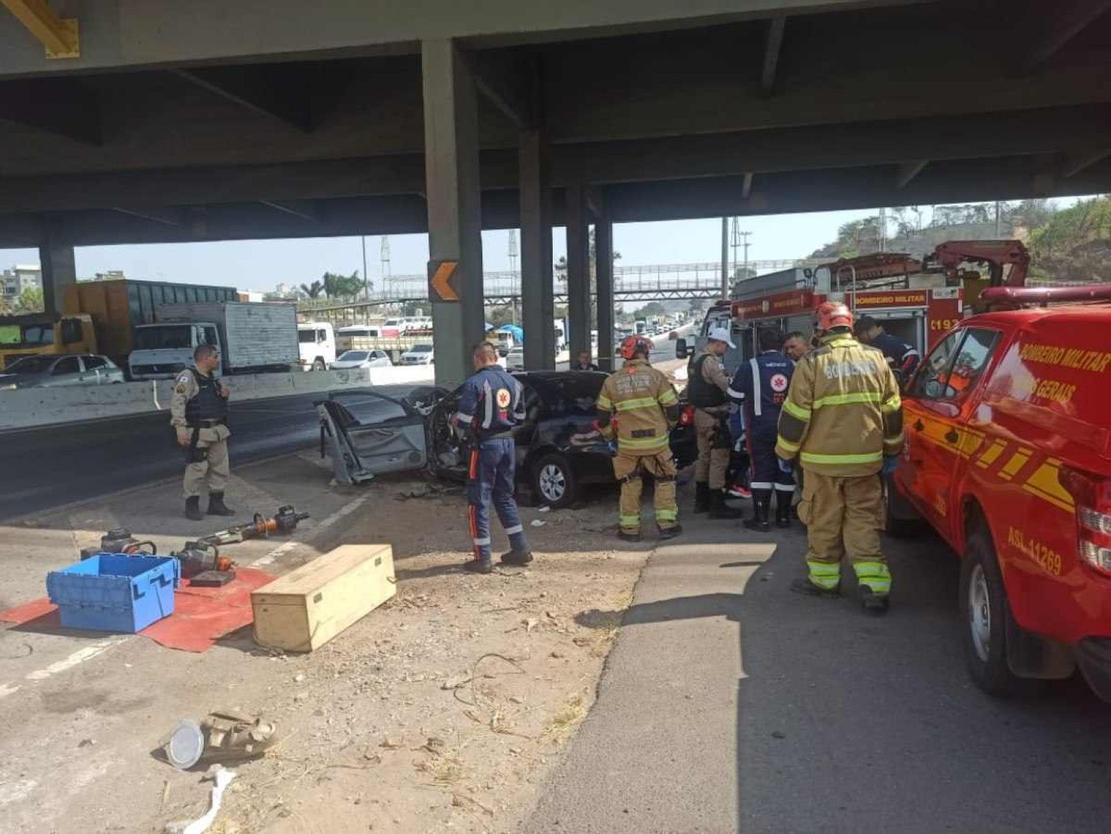 Homem morre ao bater com carro em coluna de viaduto no Anel Rodoviário