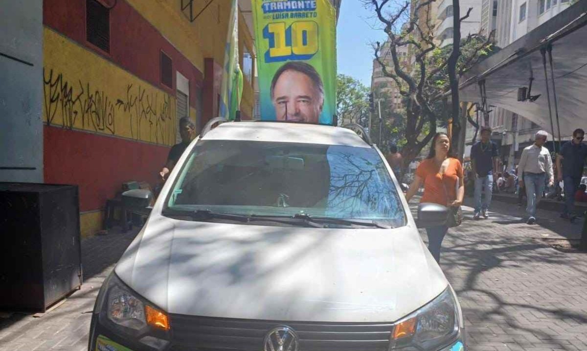 Carro da campanha do candidato Mauro Tramonte estacionado no passeio duarnte ato do candidato na Praça Sete -  (crédito: Alessandra Mello/EM/D.A.Press)