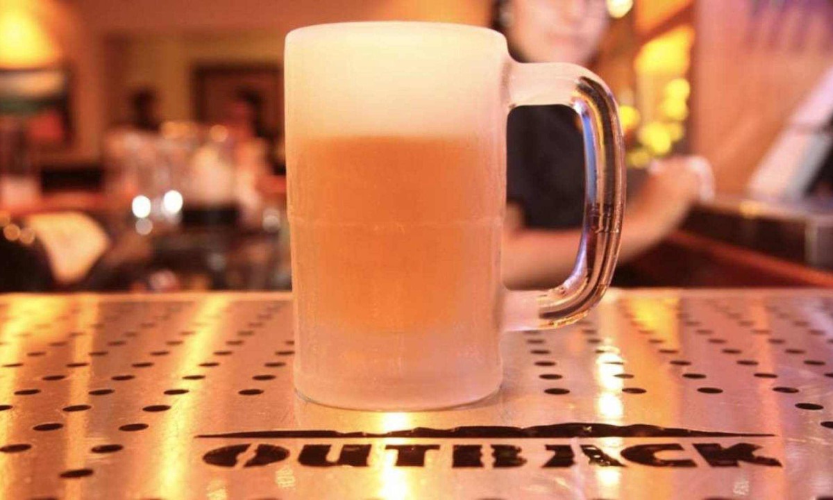 Outback e Brahma se unem em ação com chopp a 50% de desconto e cebola gigante como cortesia durante todo o mês -  (crédito: Divulgação)
