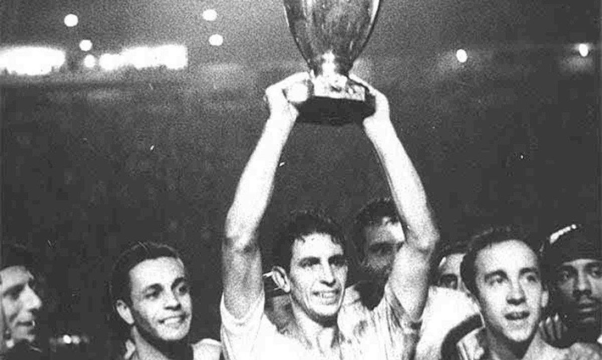 O meio-campista Wilson Piazza, capitão do Cruzeiro, ergue o troféu de campeão Brasileiro de 1966, depois de bater o Santos -  (crédito: Revista O Cruzeiro/Arquivo EM)