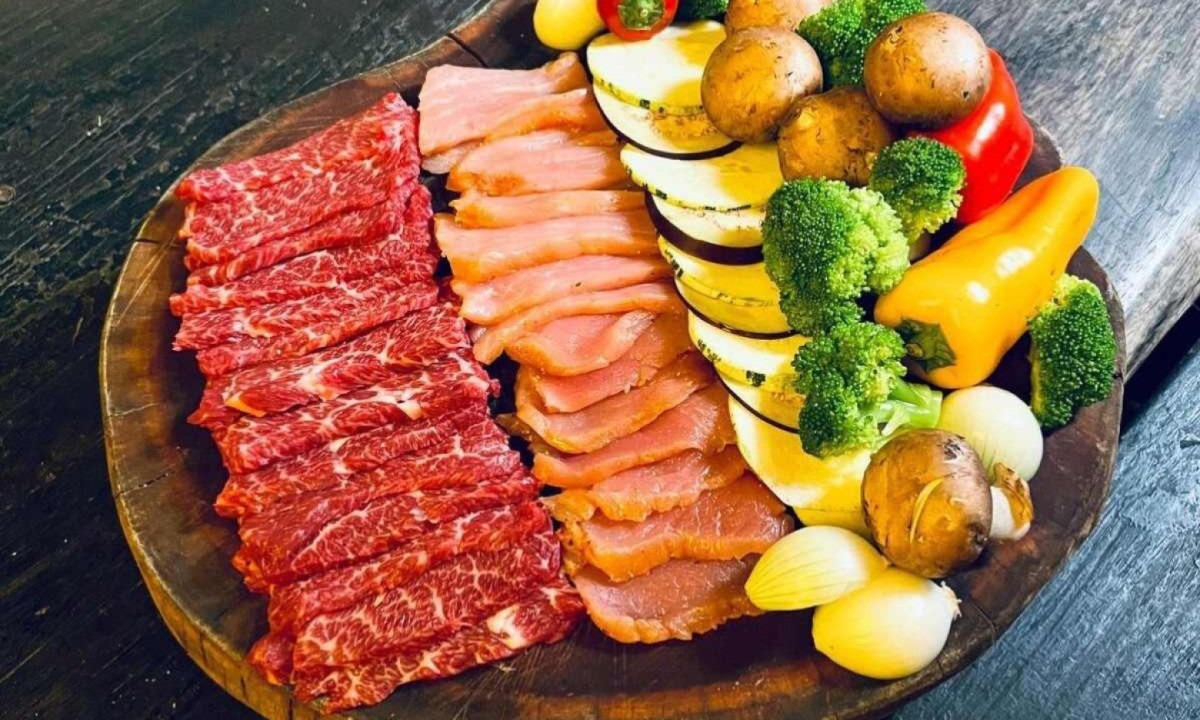 A experiência conta com um corte bovino e um suíno, além de uma seleção de legumes com cogumelos, brócolis e pimentões -  (crédito: Vapor Comunicação/Divulgação)