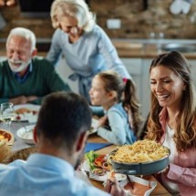 Almoço em família: hábitos de alimentação influenciam a saúde emocional - Freepik