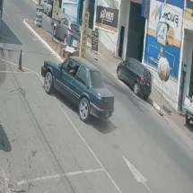 Vídeo: carro desgovernado bate em caminhão parado em Nova Serrana - Reprodu&ccedil;&atilde;o/C&acirc;mera de seguran&ccedil;a