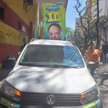 Carro da campanha de Tramonte estaciona no passeio durante ato do candidato - Alessandra Mello/EM/D.A.Press