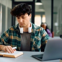 A preparação para a redação do Enem exige domínio da estrutura textual e um repertório sociocultural sólido (Imagem: Drazen Zigic | Shutterstock) -  (crédito: EdiCase)