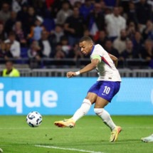  France's forward #10 Kylian Mbappe (C) shoots towards goal during the UEFA Nations League, League A - Group 2 first leg football match between France and Belgium at the Parc Olympique Lyonnais in Lyon on September 9, 2024. (Photo by Franck FIFE / AFP) (Photo by FRANCK FIFE/AFP via Getty Images)
     -  (crédito:  AFP via Getty Images)