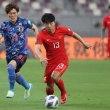  Japan's forward Kyogo Furuhashi (L) vies for the ball with China's midfielder Jin Jingdao during the 2022 Qatar football World Cup Asian Qualifiers match between China and Japan, at the Khalifa International stadium in Doha, on September 7, 2021. (Photo by KARIM JAAFAR / AFP) (Photo by KARIM JAAFAR/AFP via Getty Images)
       -  (crédito:  AFP via Getty Images)