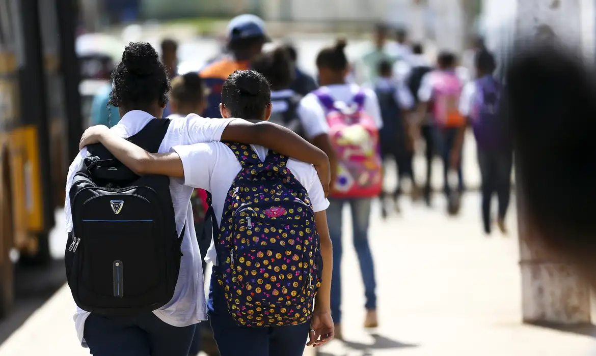 Brasil discute estratégias para melhorar educação para a adolescência -  (crédito: EBC)