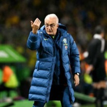  Brazil's head coach Dorival Junior gestures during the 2026 FIFA World Cup South American qualifiers football match between Brazil and Ecuador, at the Major Ant..nio Couto Pereira stadium in Curitiba, Brazil, on September 6, 2024. (Photo by Mauro PIMENTEL / AFP) (Photo by MAURO PIMENTEL/AFP via Getty Images)
     -  (crédito:  AFP via Getty Images)