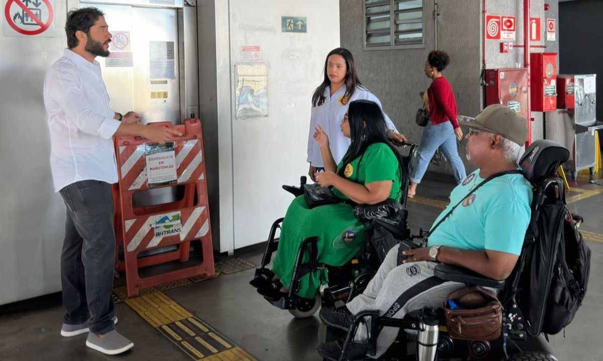 Gabriel Azevedo (MDB) com os irmãos Tatiane Gomes de Carvalho, servidora pública, e Alexandre Gomes de Carvalho, aposentado -  (crédito: Divulgação/Campanha Gabriel Azevedo)