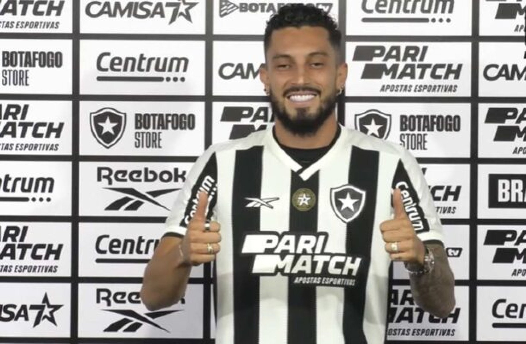 Alex Telles é apresentado no Botafogo: ‘Quis voltar ao Brasil para um bom projeto’