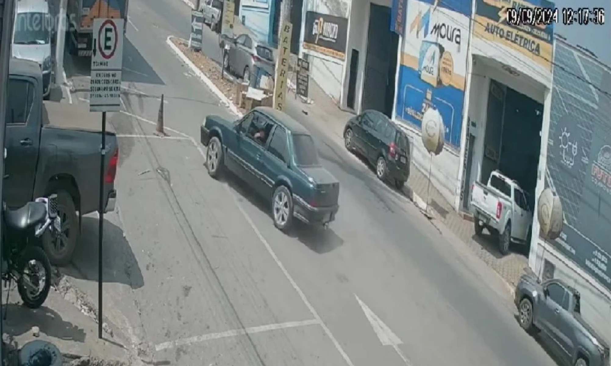 Vídeo: carro desgovernado bate em caminhão parado em Nova Serrana